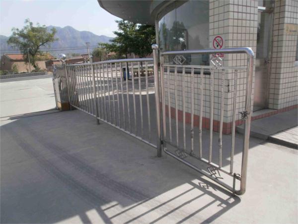 愛邦學(xué)校大門不銹鋼欄桿戶外室外不銹鋼欄桿
